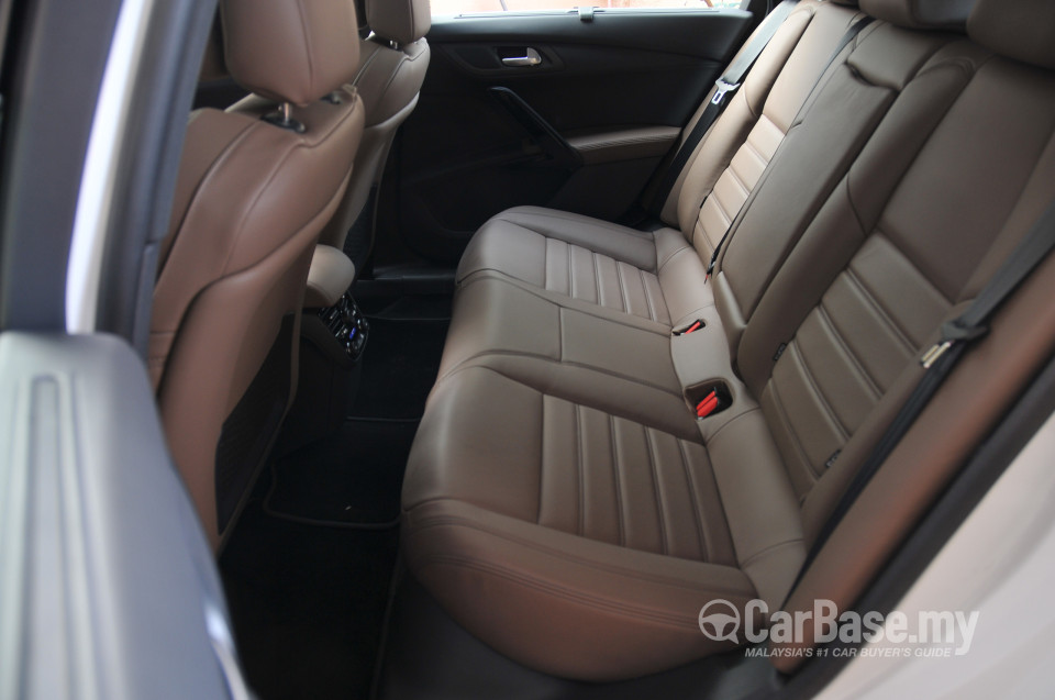 Peugeot 508 SW Mk1 (2012) Interior