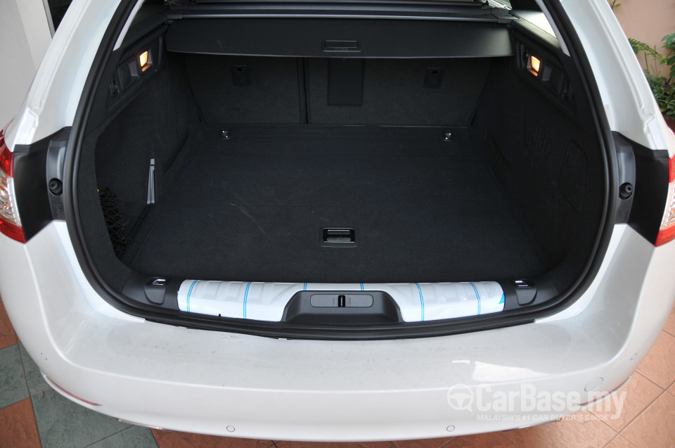 Peugeot 508 SW Mk1 (2012) Interior