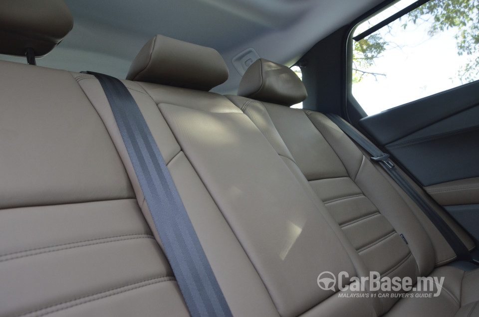 Peugeot 508 SW Mk1 (2012) Interior