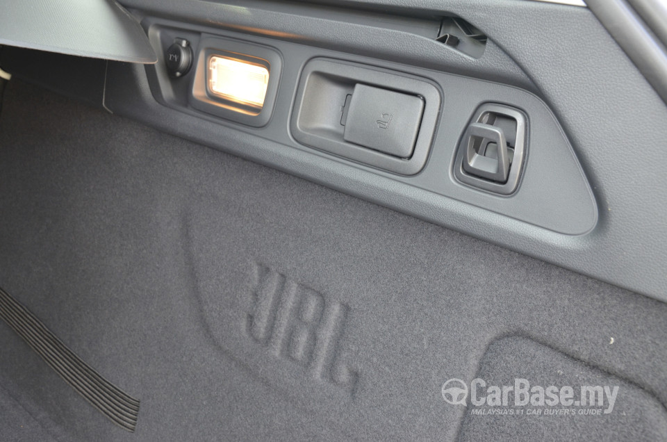 Peugeot 508 SW Mk1 (2012) Interior