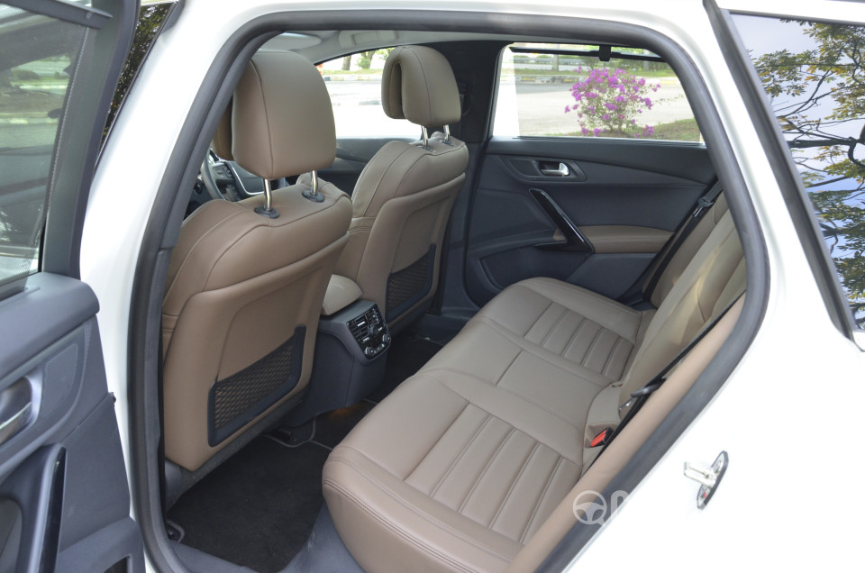 Peugeot 508 SW Mk1 (2012) Interior