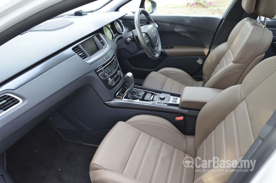 Peugeot 508 SW Mk1 (2012) Interior