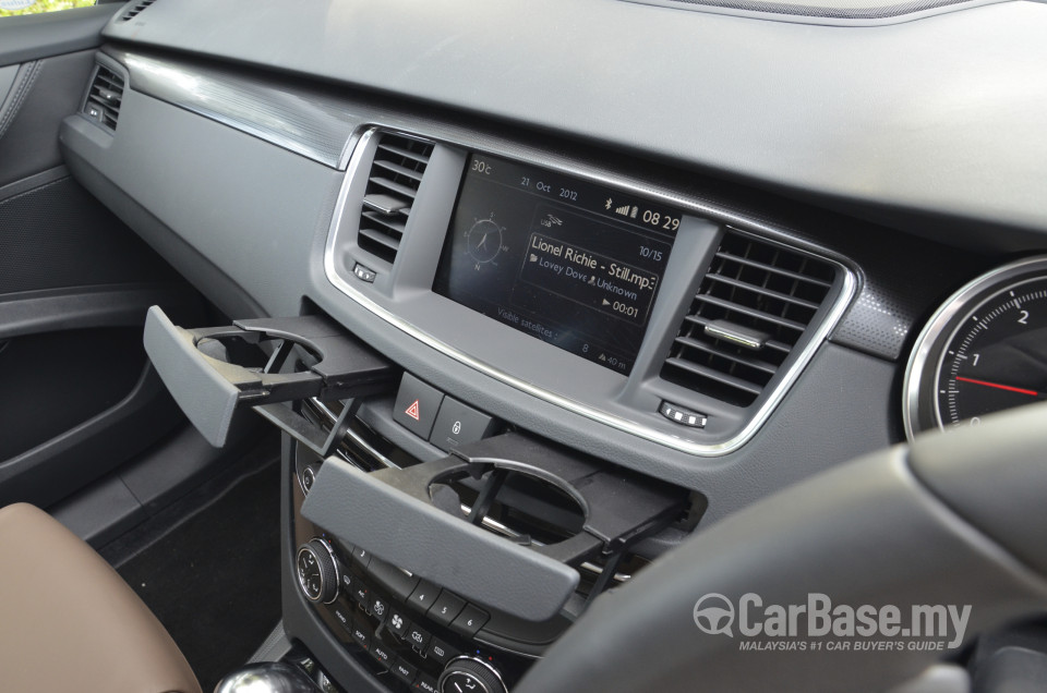 Peugeot 508 SW Mk1 (2012) Interior