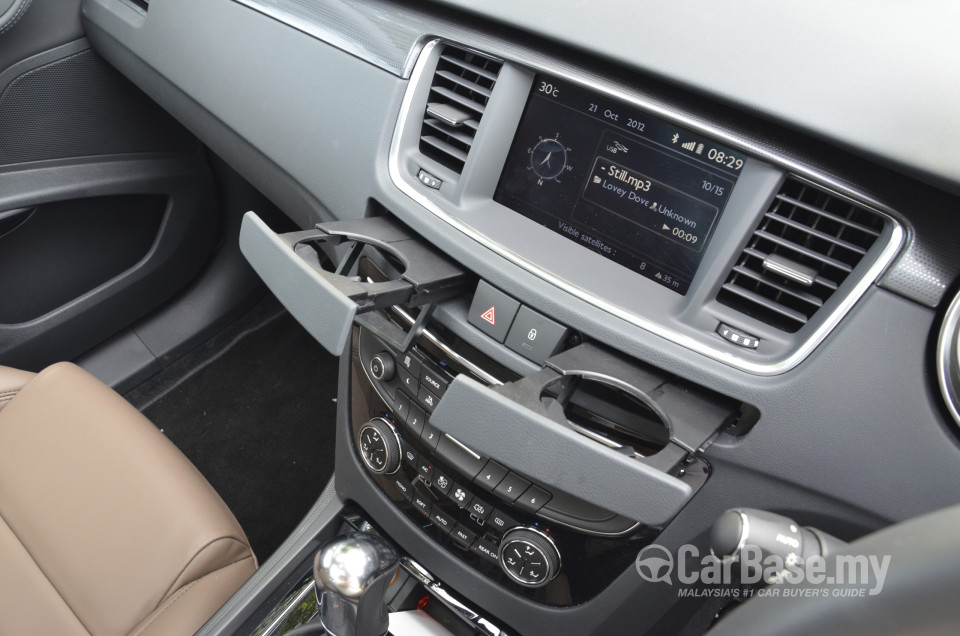 Peugeot 508 SW Mk1 (2012) Interior