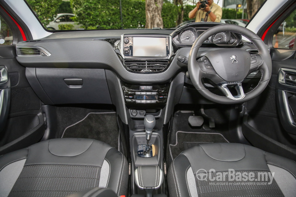 Peugeot 2008 A94 Facelift (2017) Interior