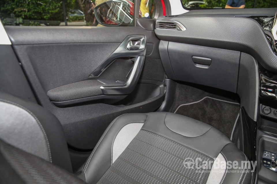 Peugeot 2008 A94 Facelift (2017) Interior