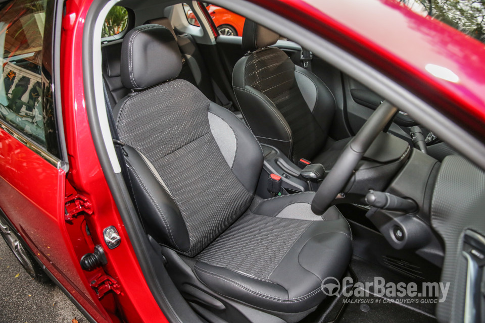 Peugeot 2008 A94 Facelift (2017) Interior