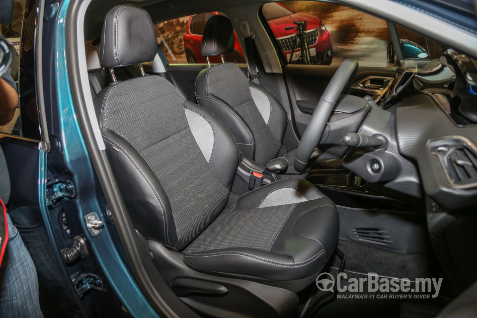 Peugeot 2008 A94 Facelift (2017) Interior