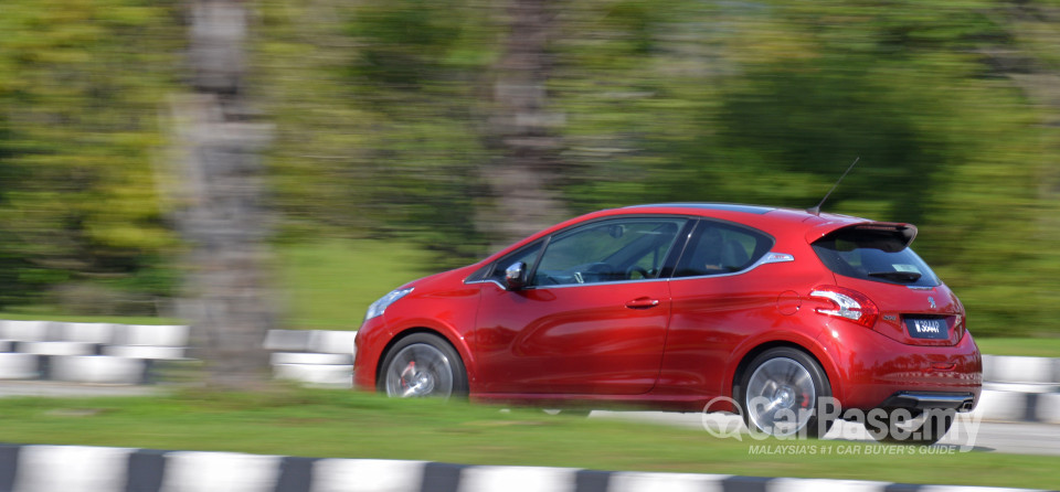 Peugeot 208 GTi Mk1 (2013) Exterior