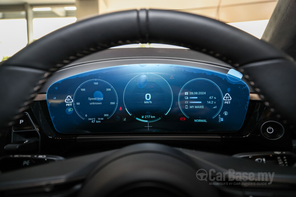 Porsche Macan Electric Mk1 (2024) Interior