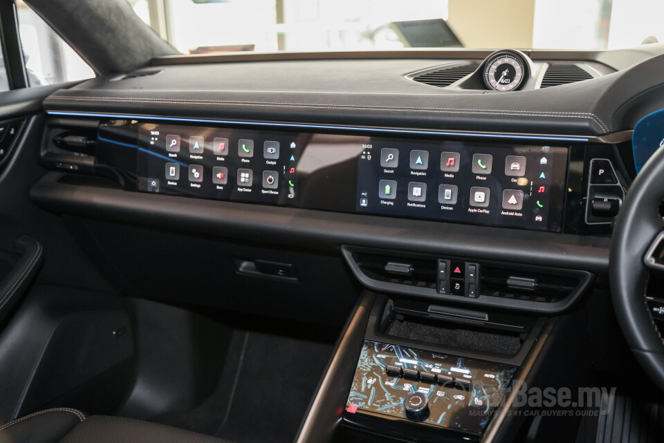 Porsche Macan Electric Mk1 (2024) Interior