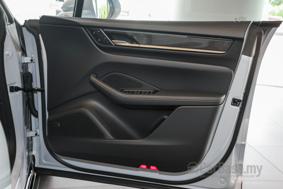 Porsche Macan Electric Mk1 (2024) Interior