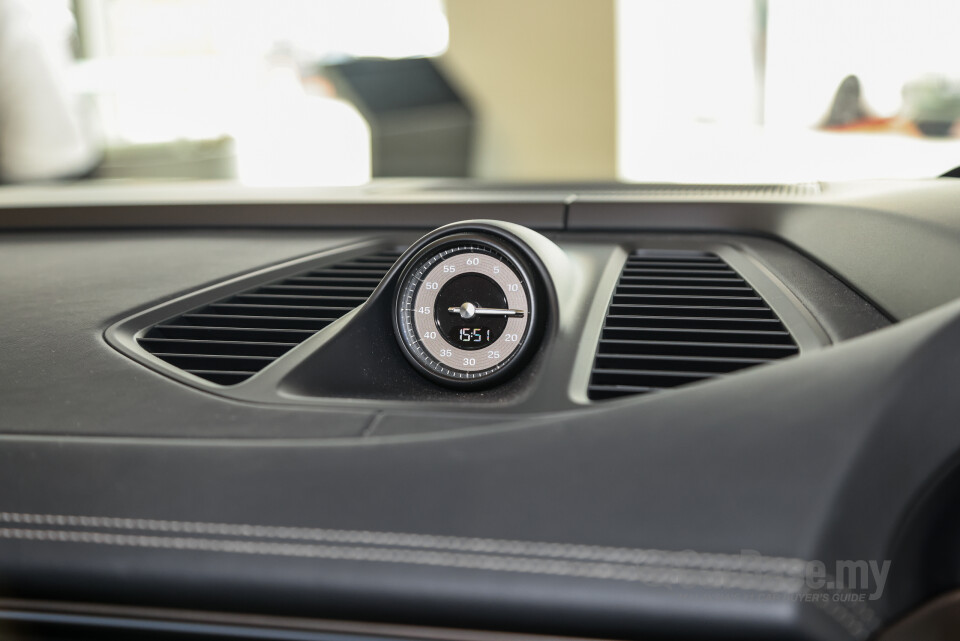 Porsche Macan Electric Mk1 (2024) Interior