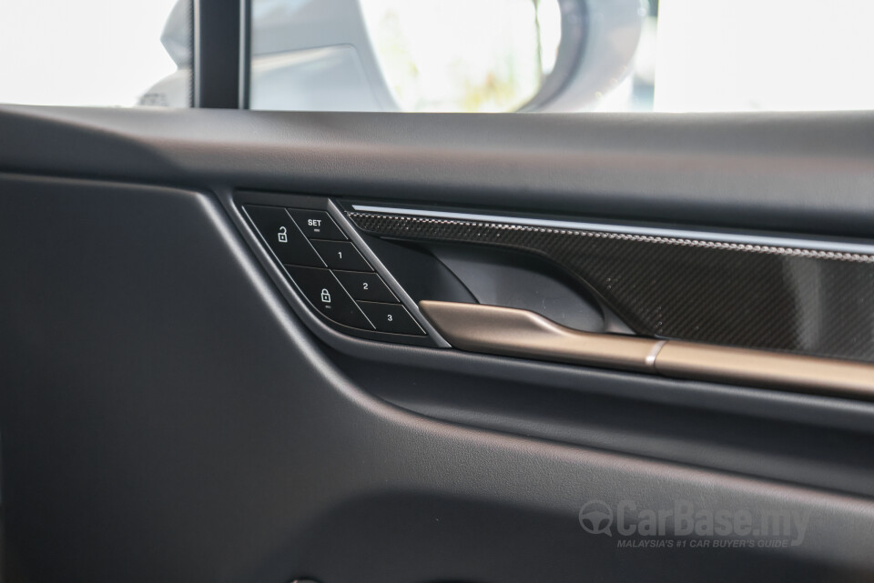 Porsche Macan Electric Mk1 (2024) Interior