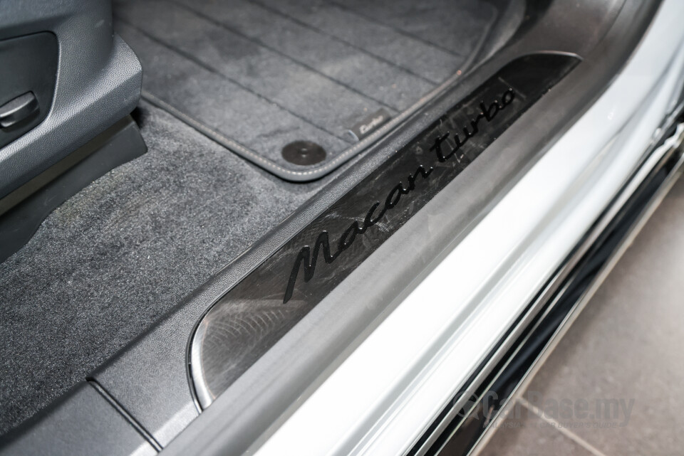 Porsche Macan Electric Mk1 (2024) Interior