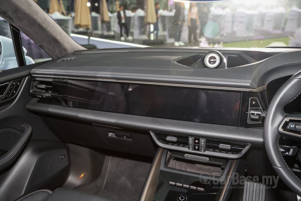 Porsche Macan Electric Mk1 (2024) Interior