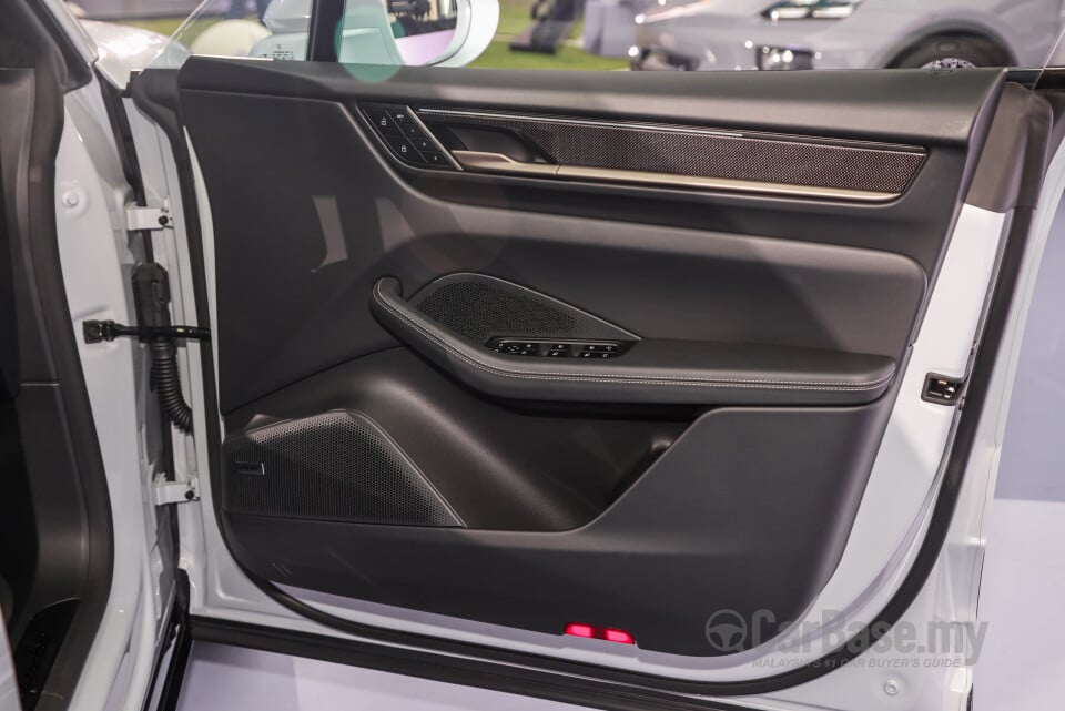Porsche Macan Electric Mk1 (2024) Interior