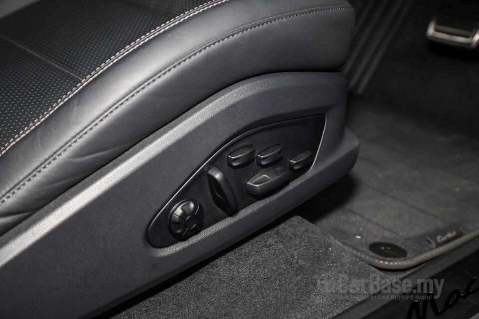 Porsche Macan Electric Mk1 (2024) Interior