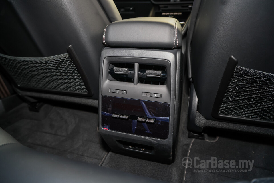 Porsche Macan Electric Mk1 (2024) Interior