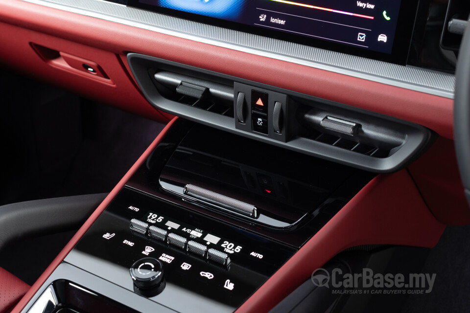 Porsche Cayenne Coupe 9YB (2025) Interior