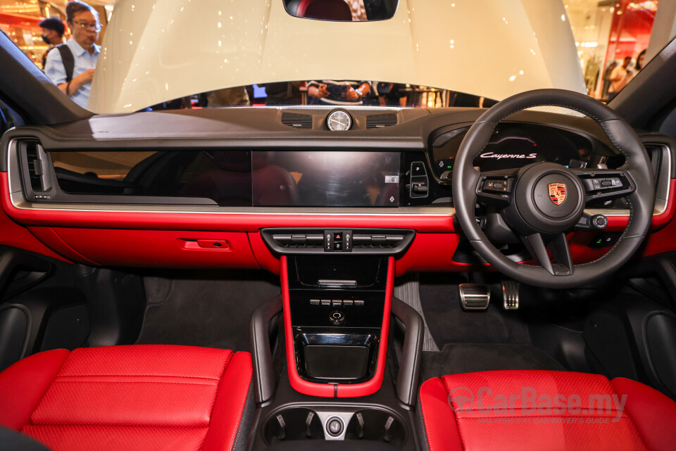 Porsche Cayenne Coupe 9YB (2025) Interior