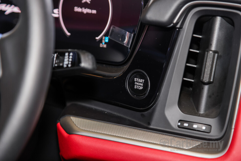 Porsche Cayenne Coupe 9YB (2025) Interior