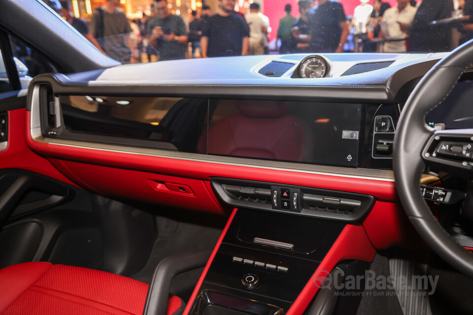 Porsche Cayenne Coupe 9YB (2025) Interior