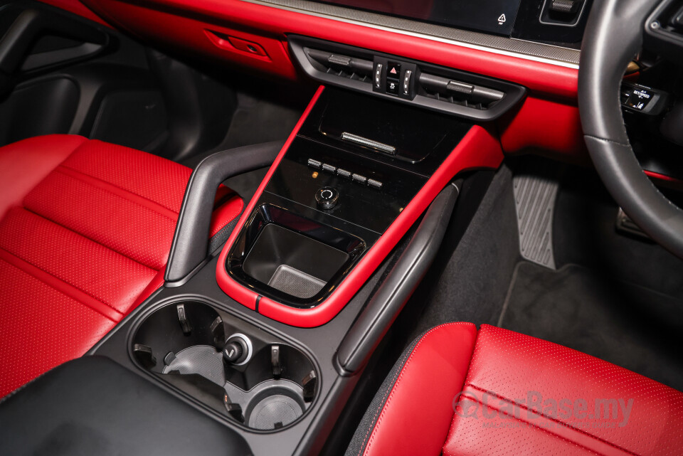 Porsche Cayenne Coupe 9YB (2025) Interior