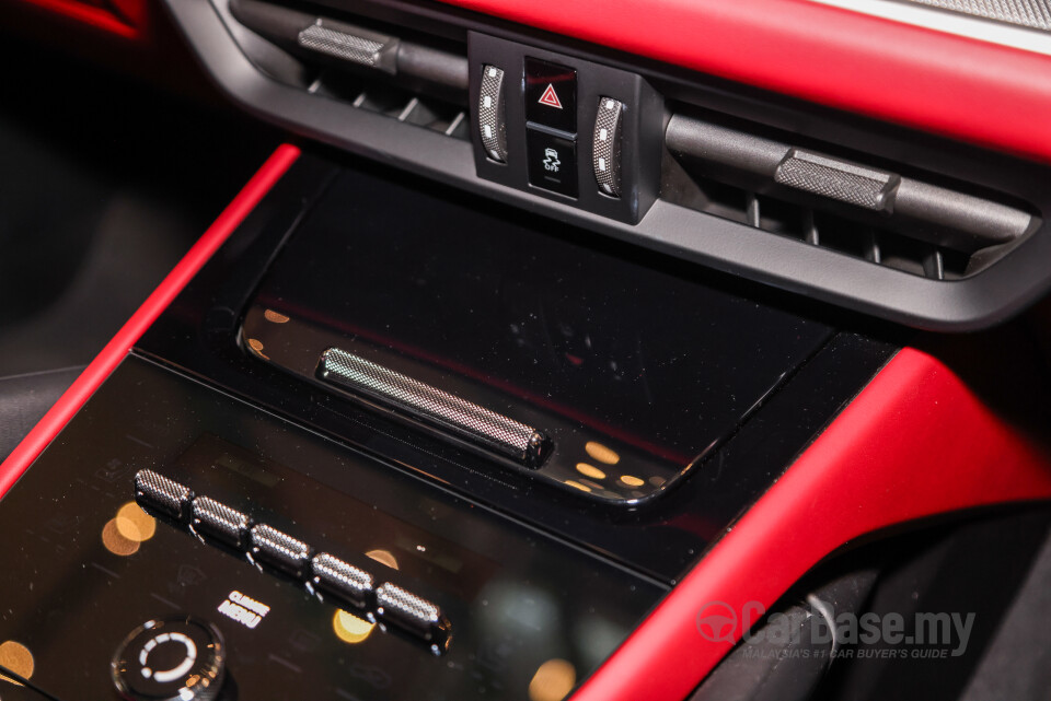 Porsche Cayenne Coupe 9YB (2025) Interior