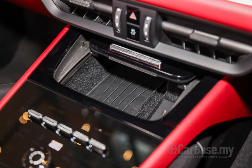 Porsche Cayenne Coupe 9YB (2025) Interior