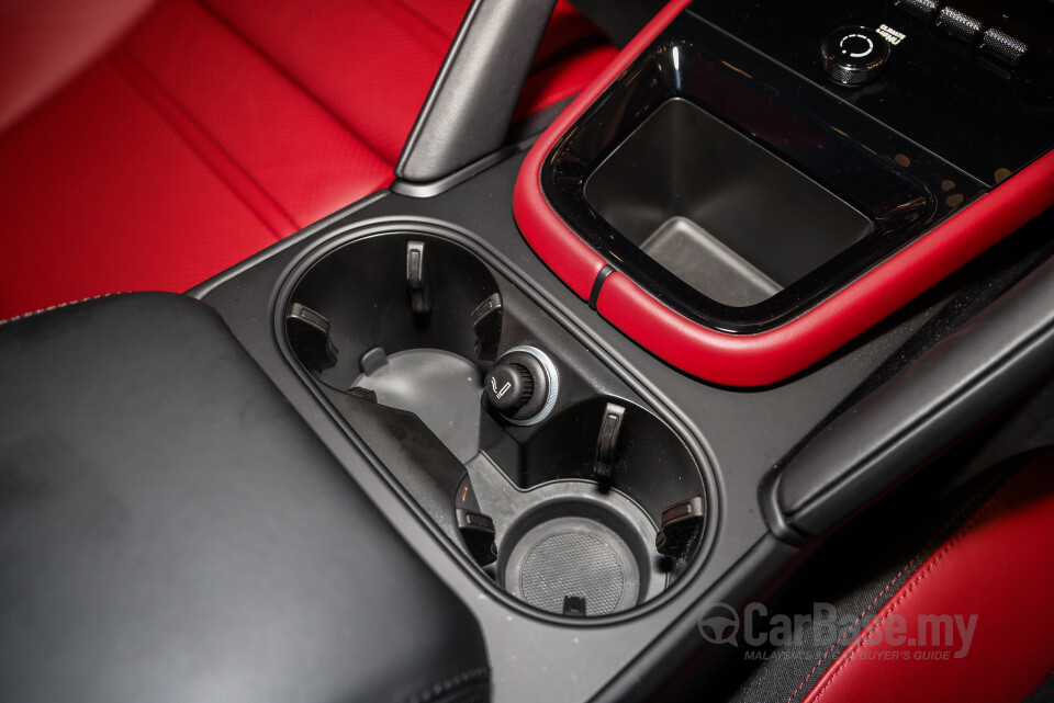 Porsche Cayenne Coupe 9YB (2025) Interior