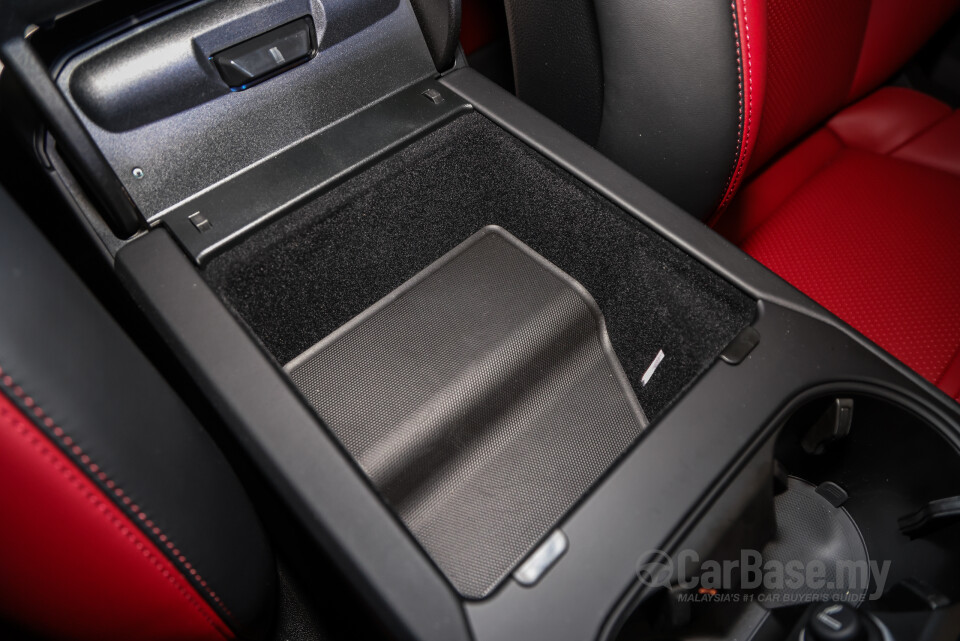 Porsche Cayenne Coupe 9YB (2025) Interior