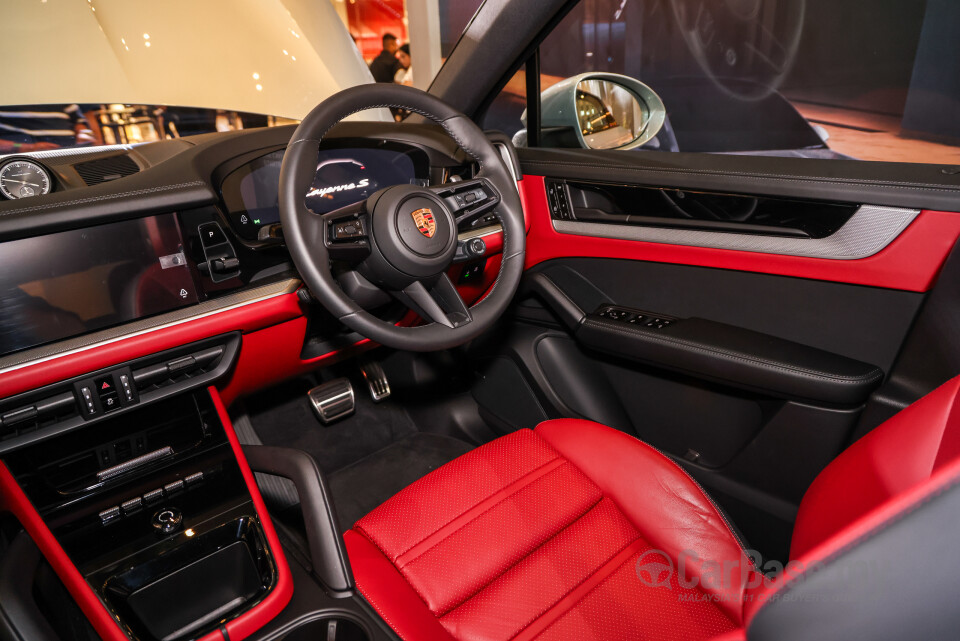 Porsche Cayenne Coupe 9YB (2025) Interior