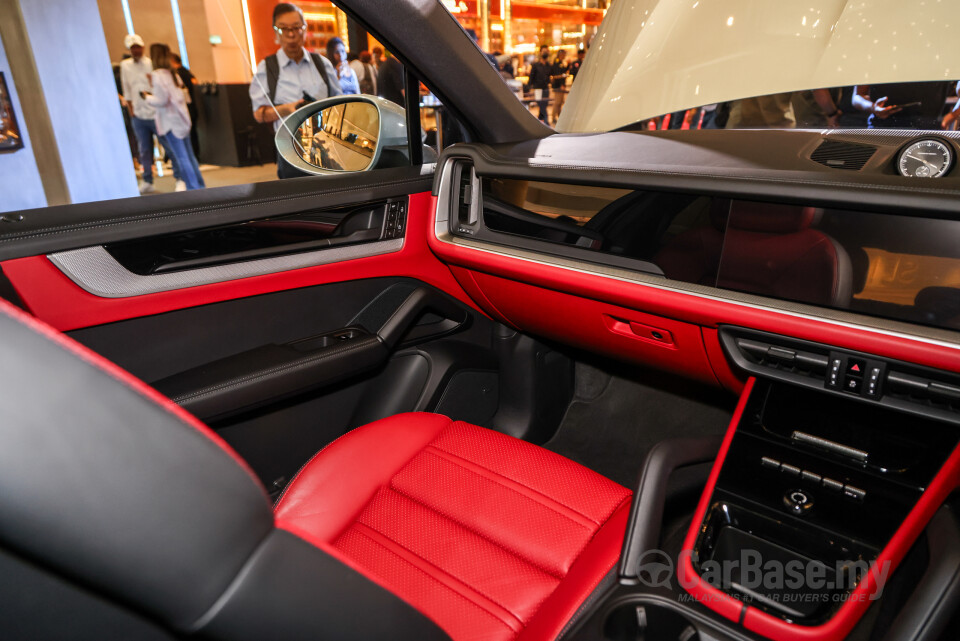 Porsche Cayenne Coupe 9YB (2025) Interior