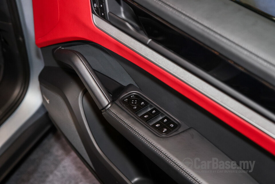 Porsche Cayenne Coupe 9YB (2025) Interior