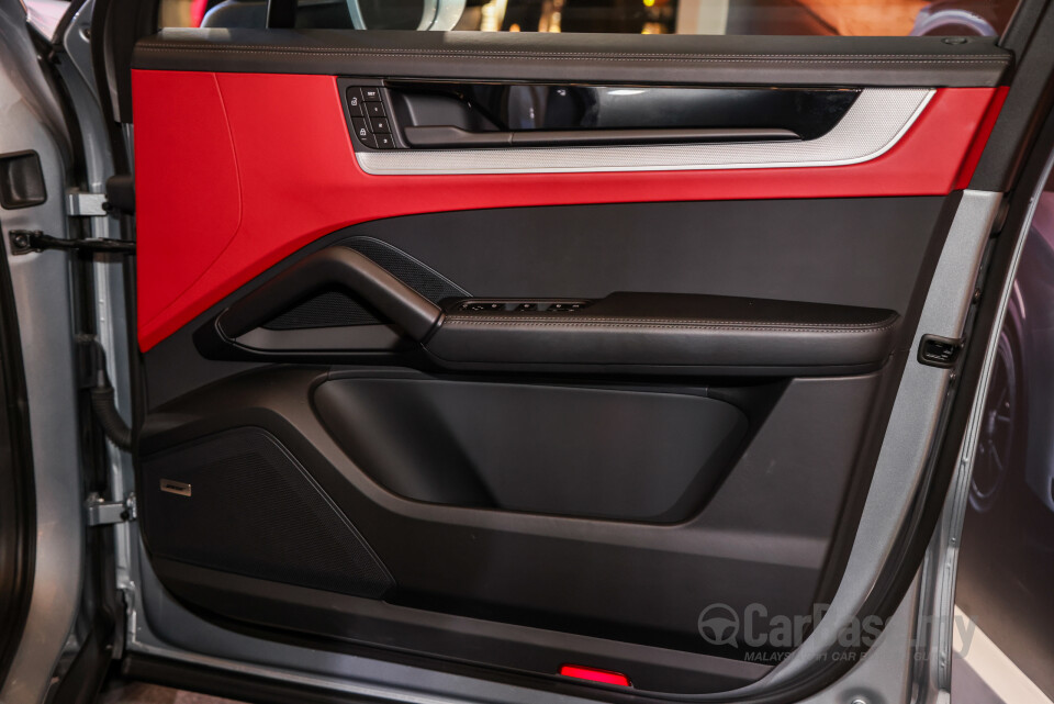 Porsche Cayenne Coupe 9YB (2025) Interior