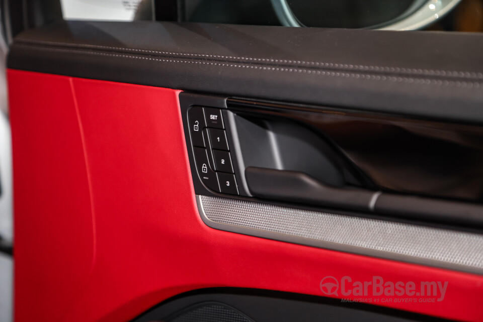 Porsche Cayenne Coupe 9YB (2025) Interior