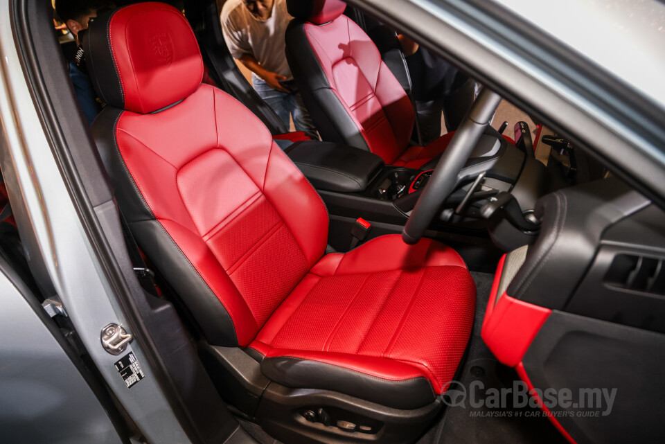 Porsche Cayenne Coupe 9YB (2025) Interior