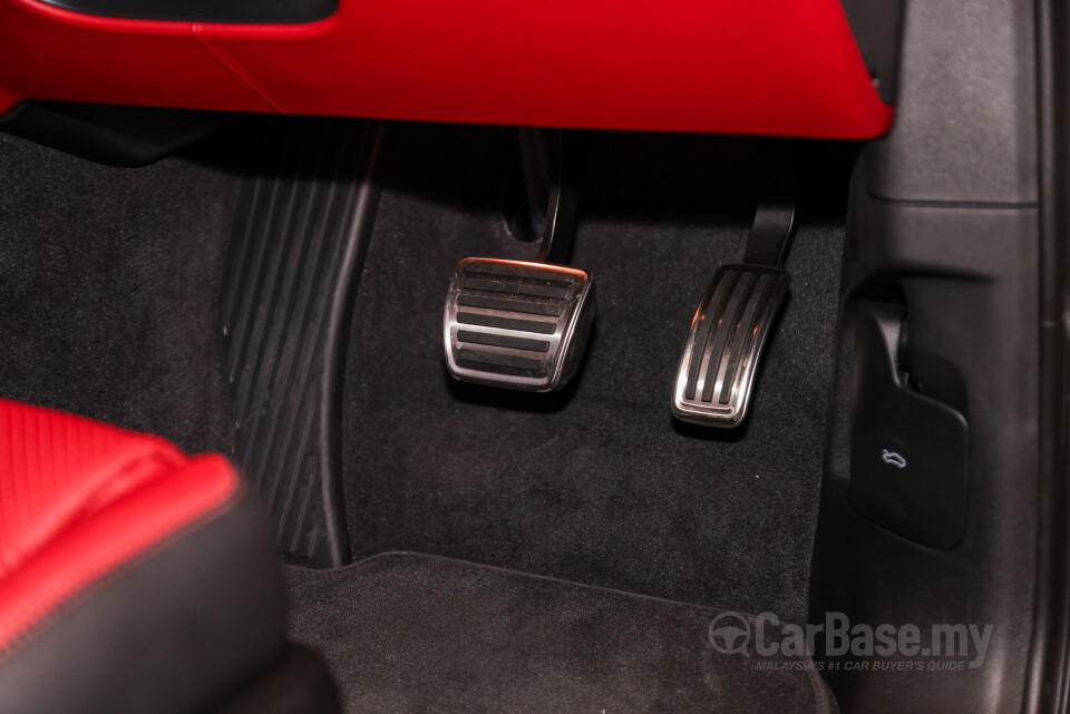 Porsche Cayenne Coupe 9YB (2025) Interior