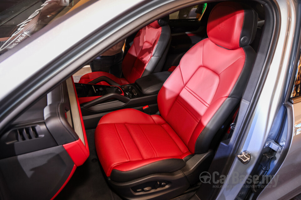 Porsche Cayenne Coupe 9YB (2025) Interior