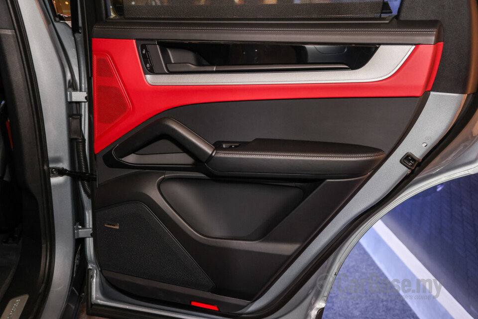 Porsche Cayenne Coupe 9YB (2025) Interior