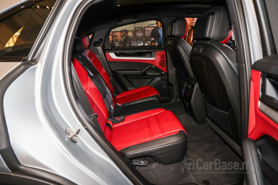 Porsche Cayenne Coupe 9YB (2025) Interior