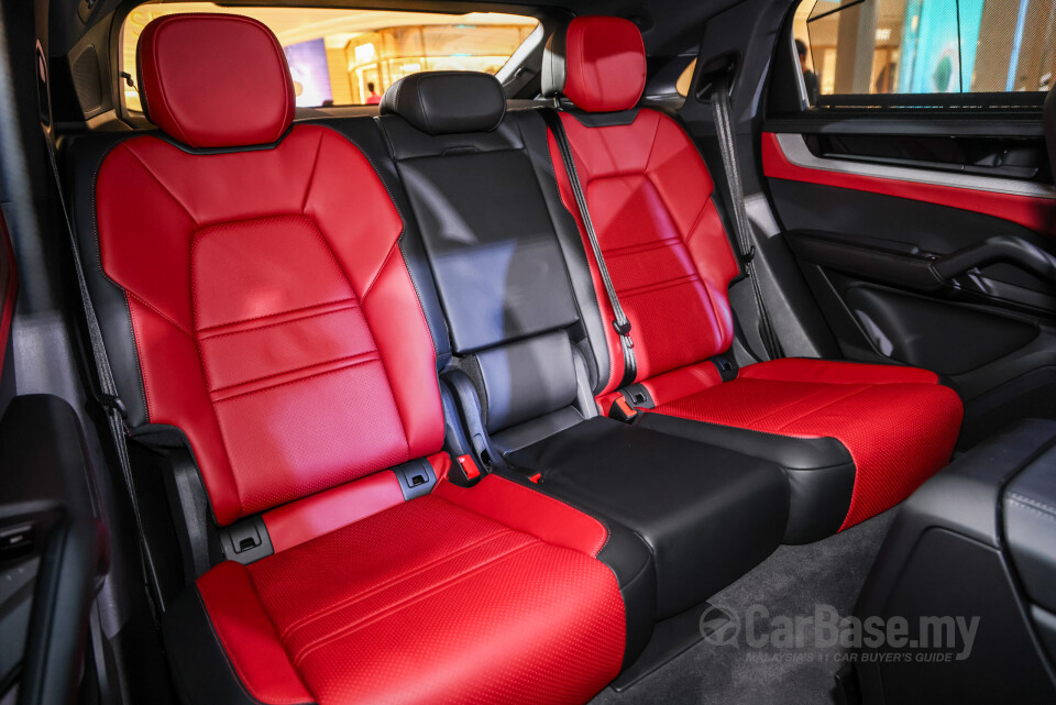 Porsche Cayenne Coupe 9YB (2025) Interior