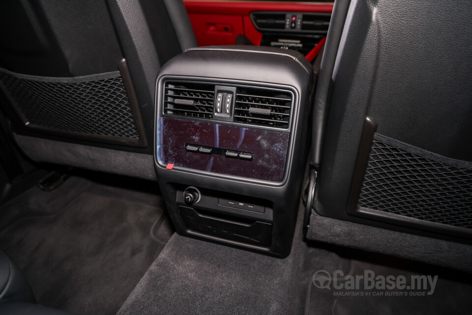 Porsche Cayenne Coupe 9YB (2025) Interior