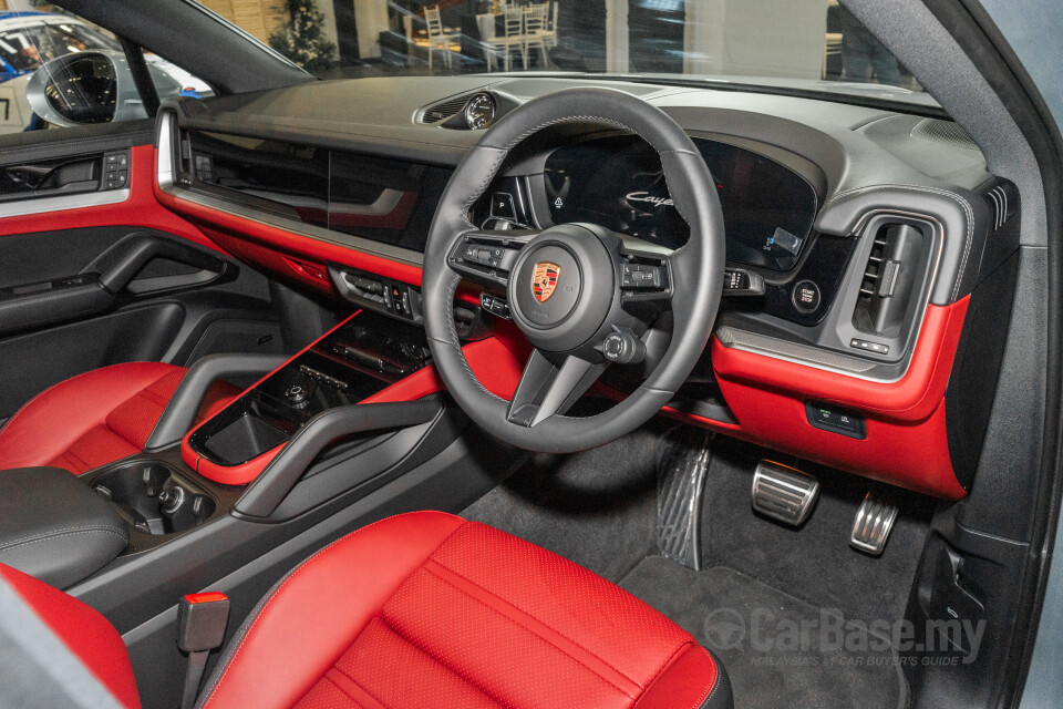 Porsche Cayenne Coupe 9YB (2025) Interior