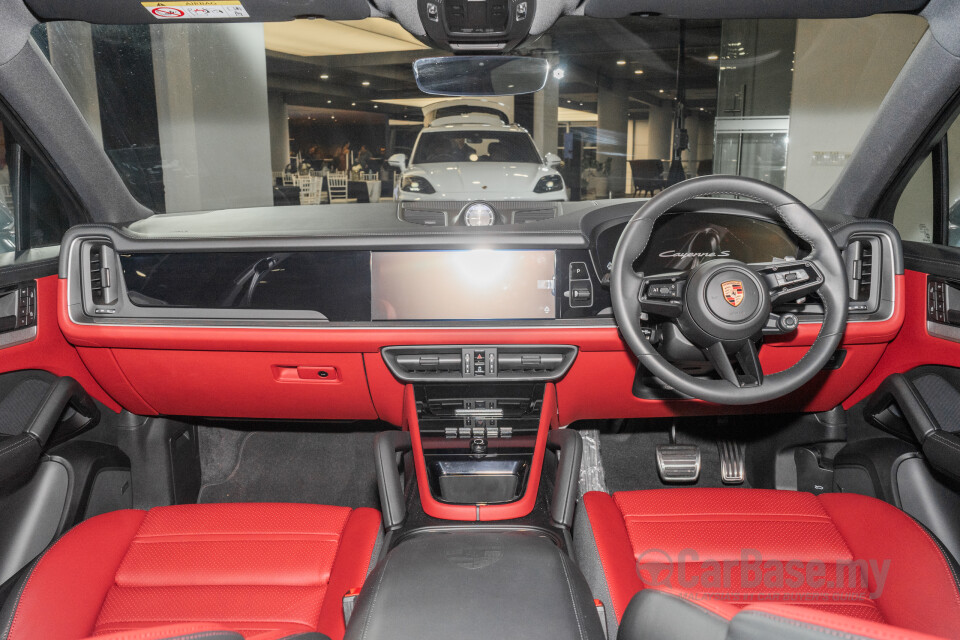 Porsche Cayenne Coupe 9YB (2025) Interior