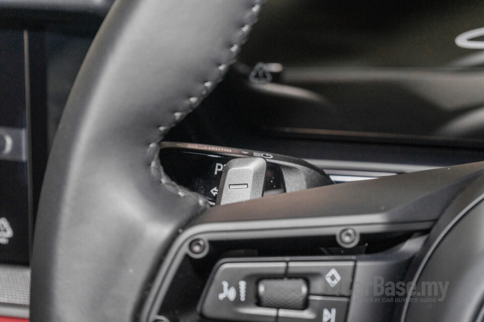 Porsche Cayenne Coupe 9YB (2025) Interior