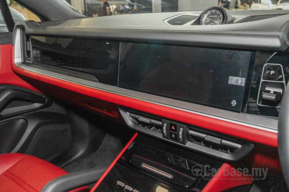 Porsche Cayenne Coupe 9YB (2025) Interior