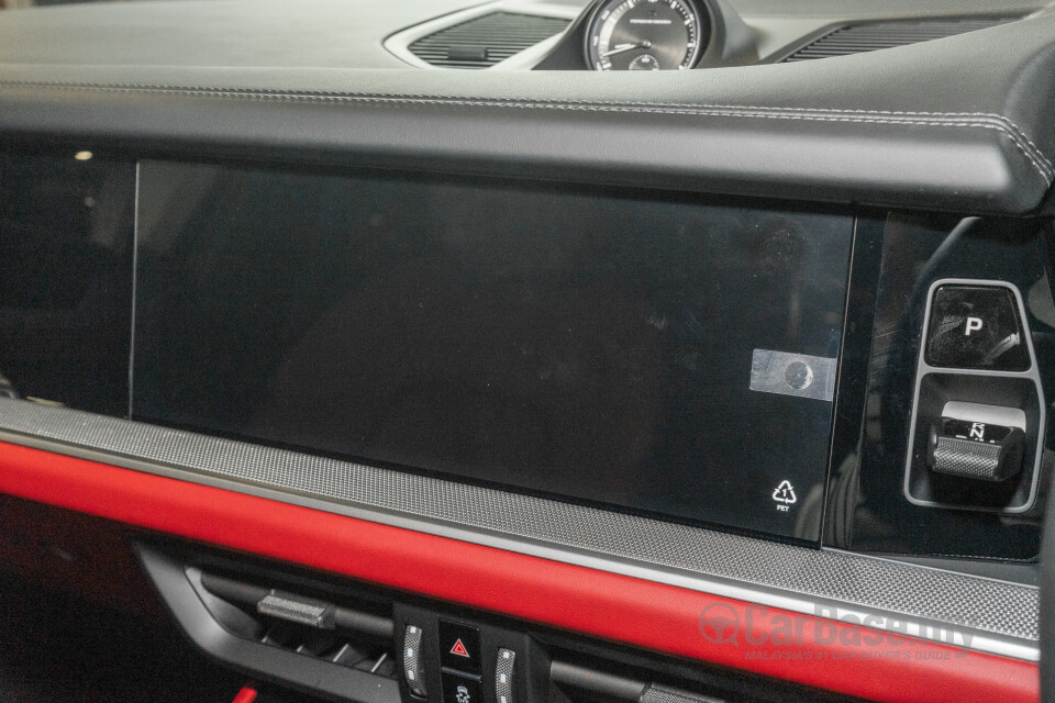 Porsche Cayenne Coupe 9YB (2025) Interior