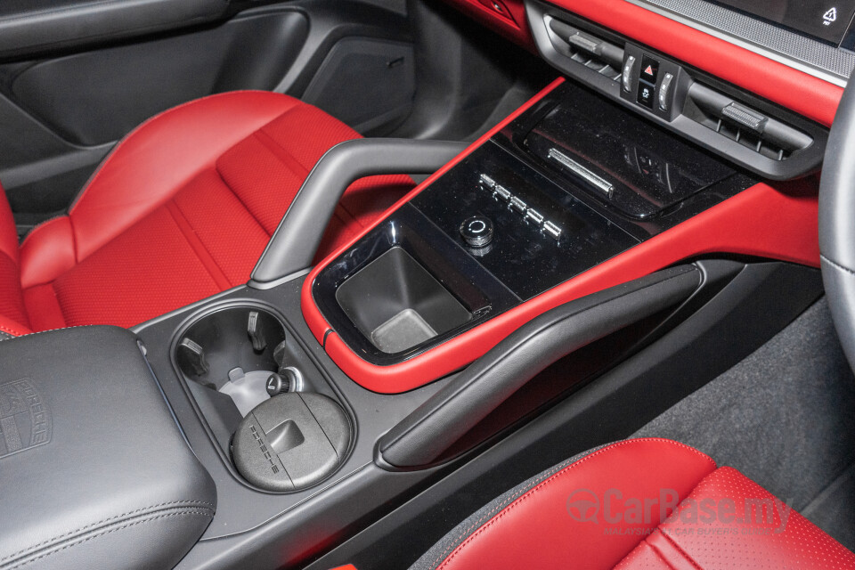 Porsche Cayenne Coupe 9YB (2025) Interior